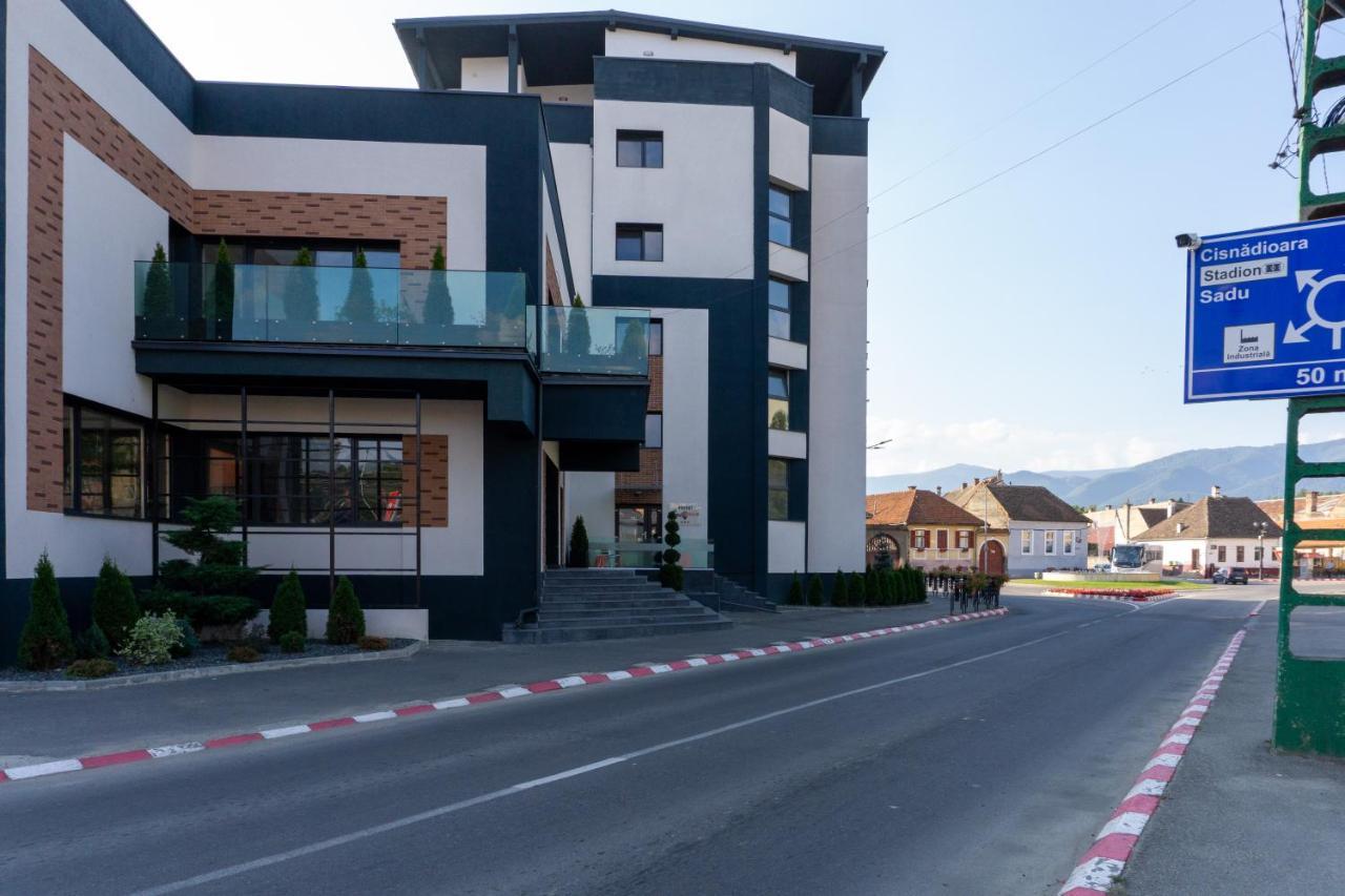 Hotel Epic Centrum Cisnădie Εξωτερικό φωτογραφία