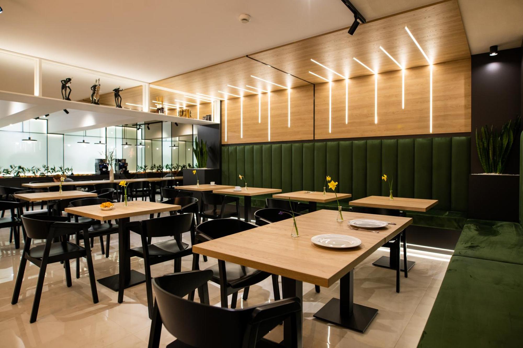 Hotel Epic Centrum Cisnădie Εξωτερικό φωτογραφία