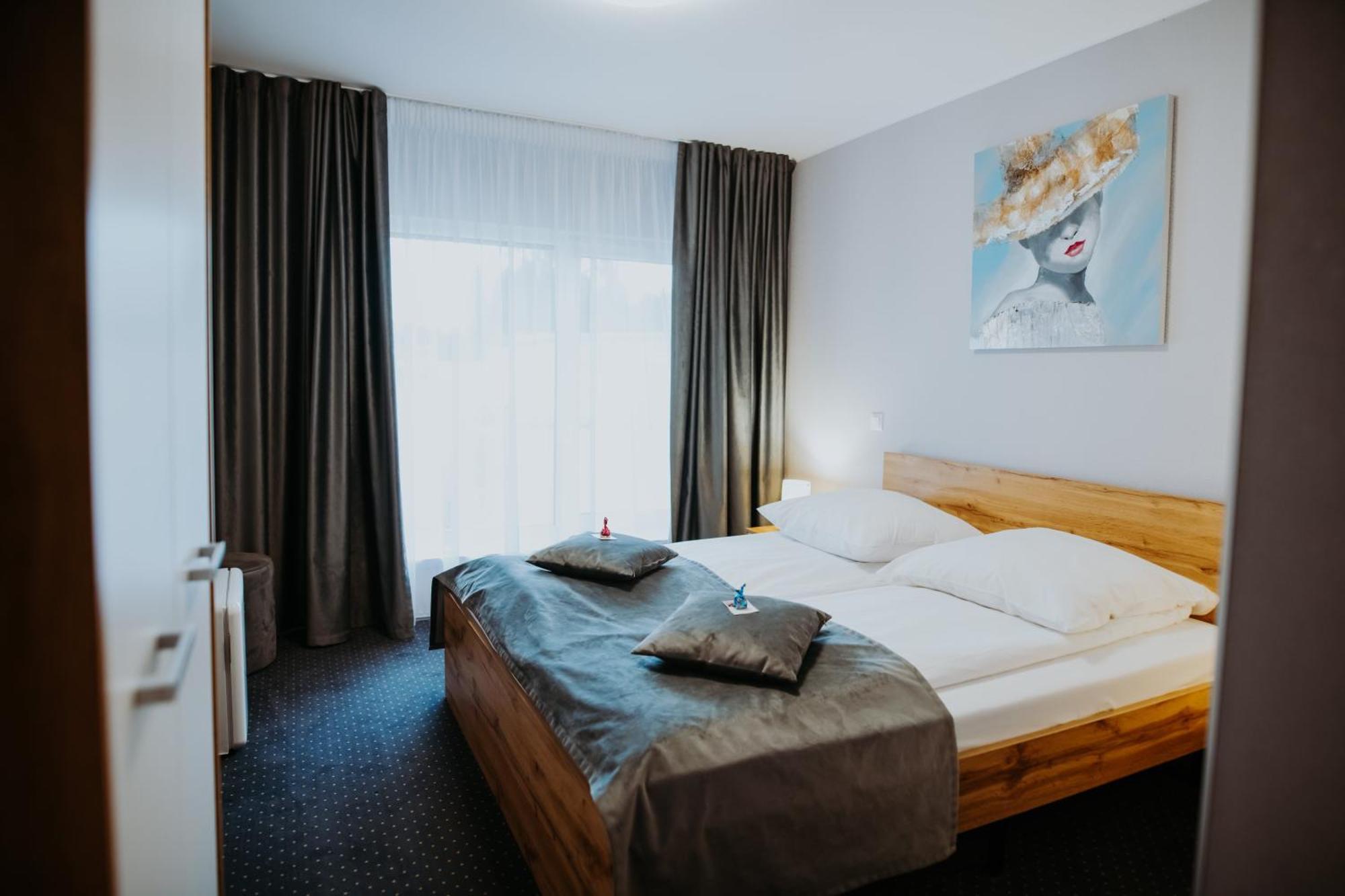 Hotel Epic Centrum Cisnădie Εξωτερικό φωτογραφία